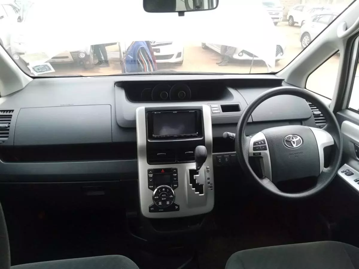 Toyota Noah   - 2011