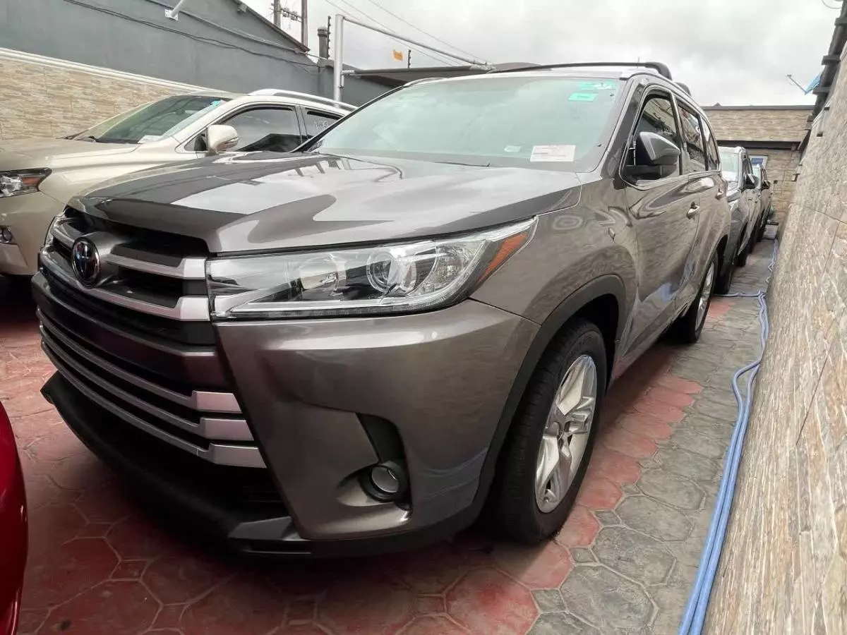 Toyota Highlander   - 2016