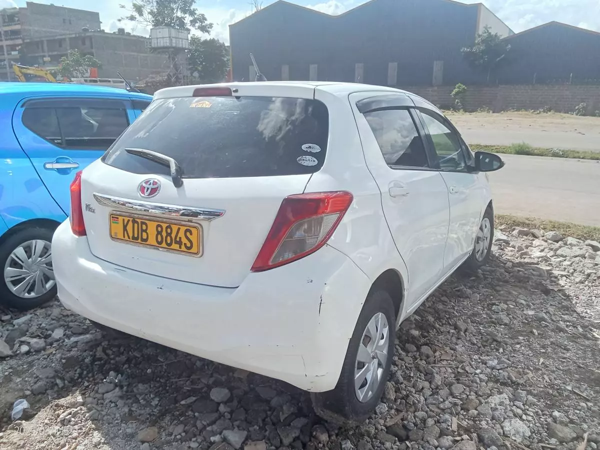 Toyota Vitz   - 2013