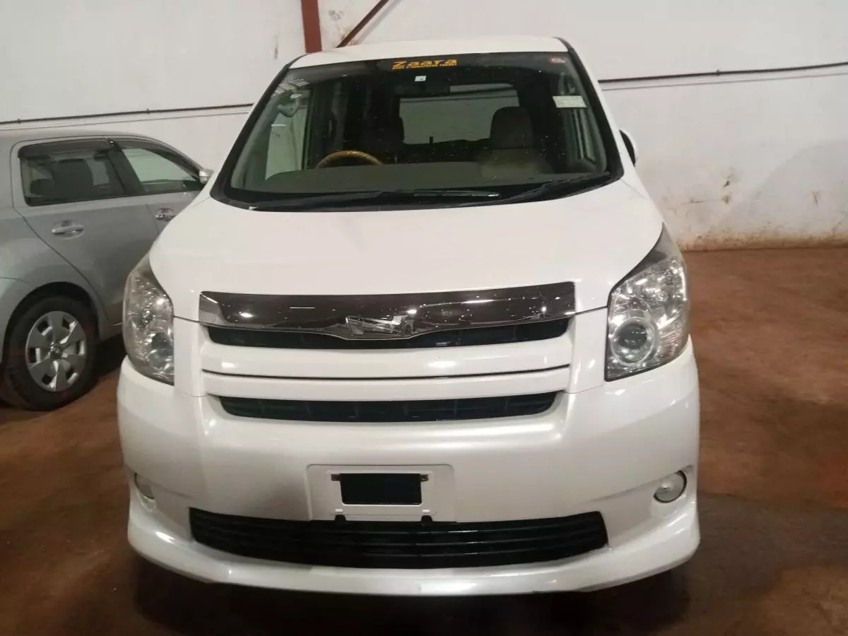 Toyota Noah   - 2009