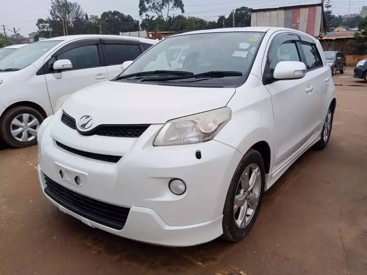 Toyota Ist    - 2010