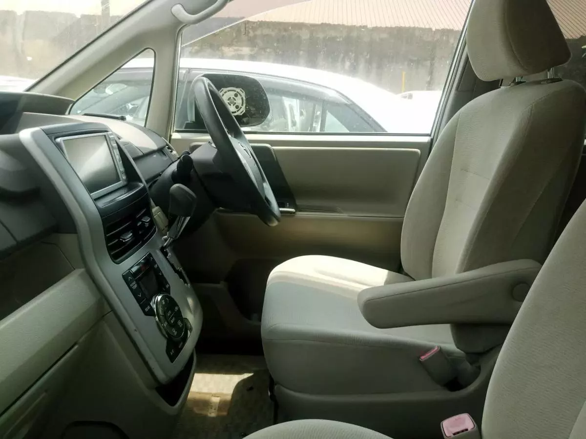 Toyota Noah - 2010