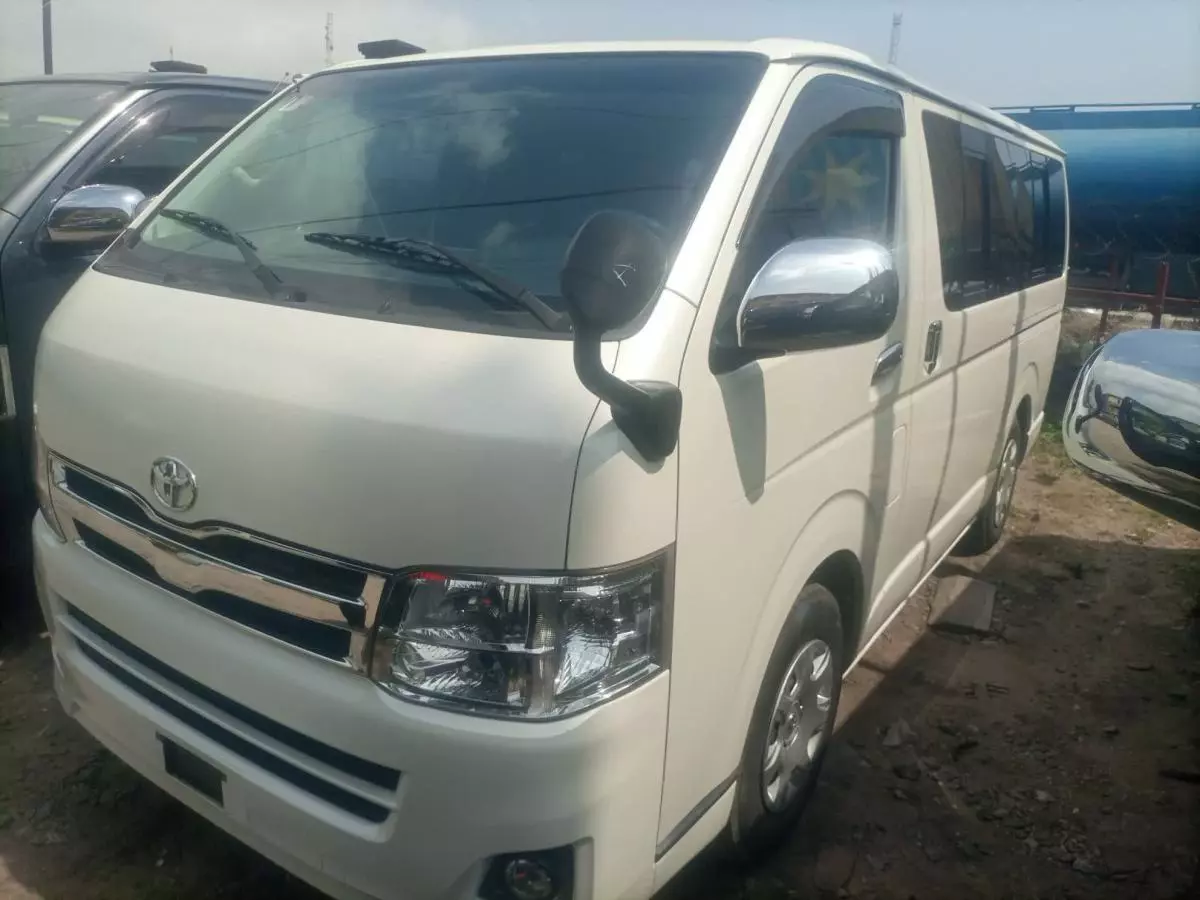 Toyota Hiace   - 2011