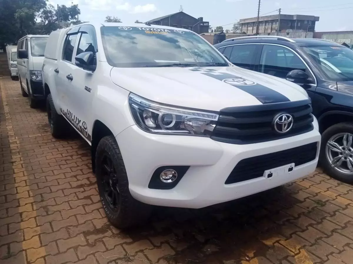 Toyota Hilux    - 2016