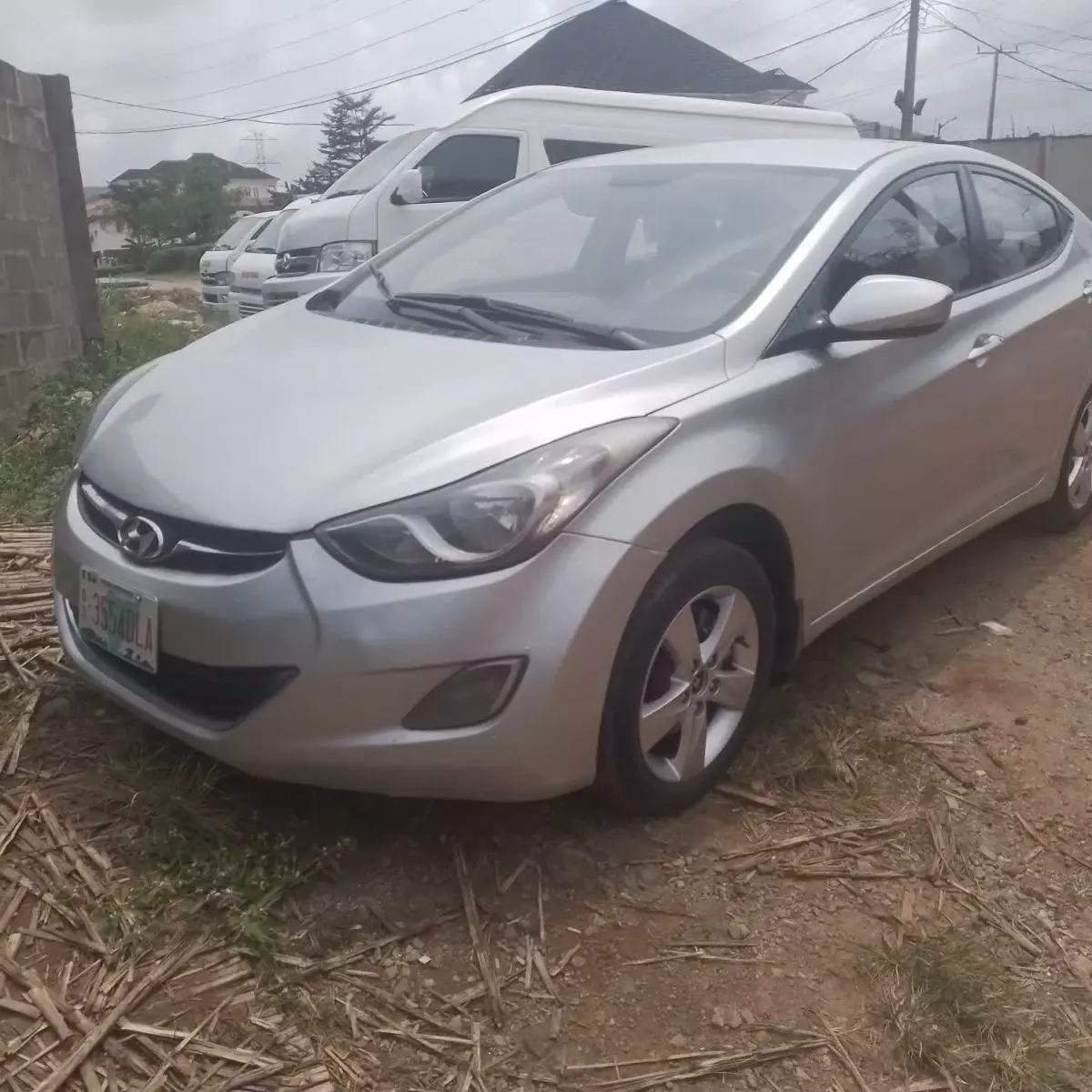 Hyundai Elantra   - 2012