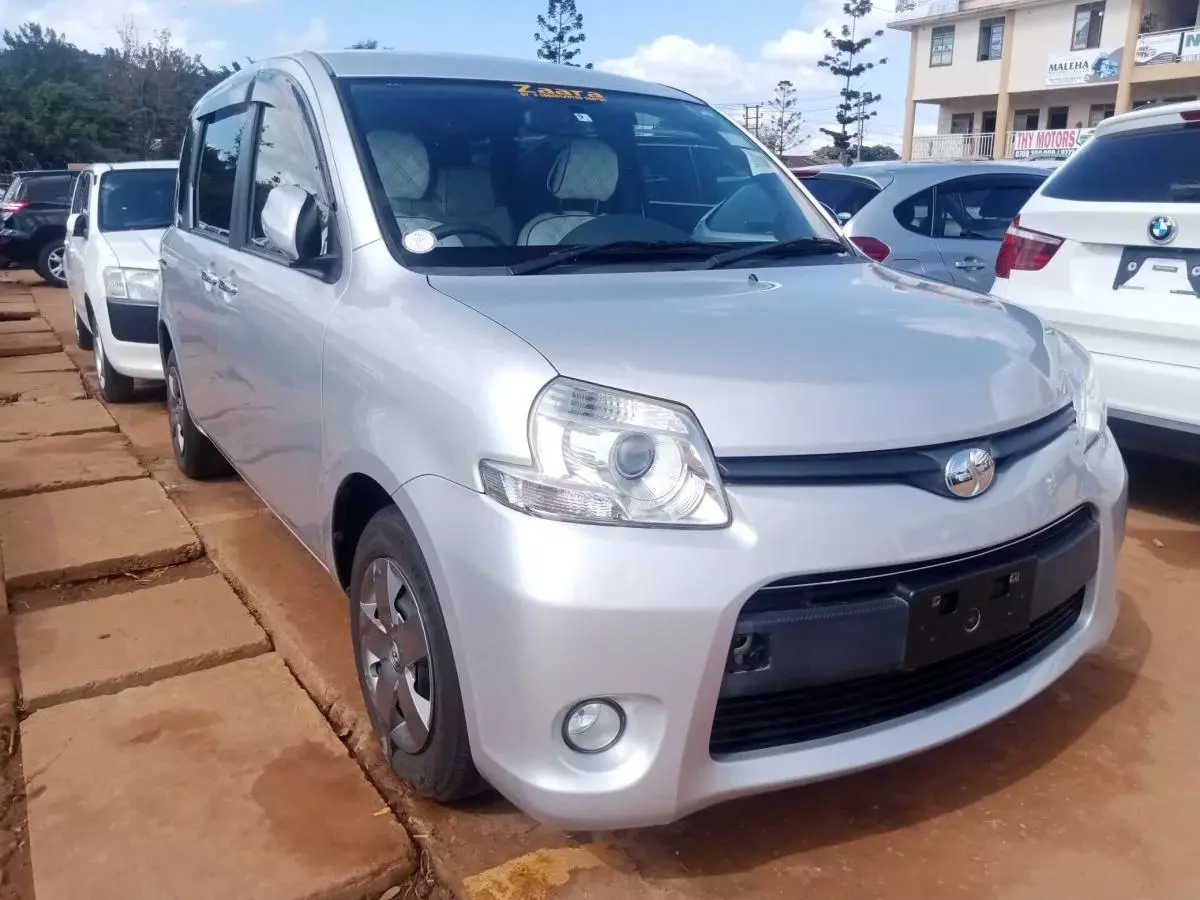 Toyota Sienta   - 2013