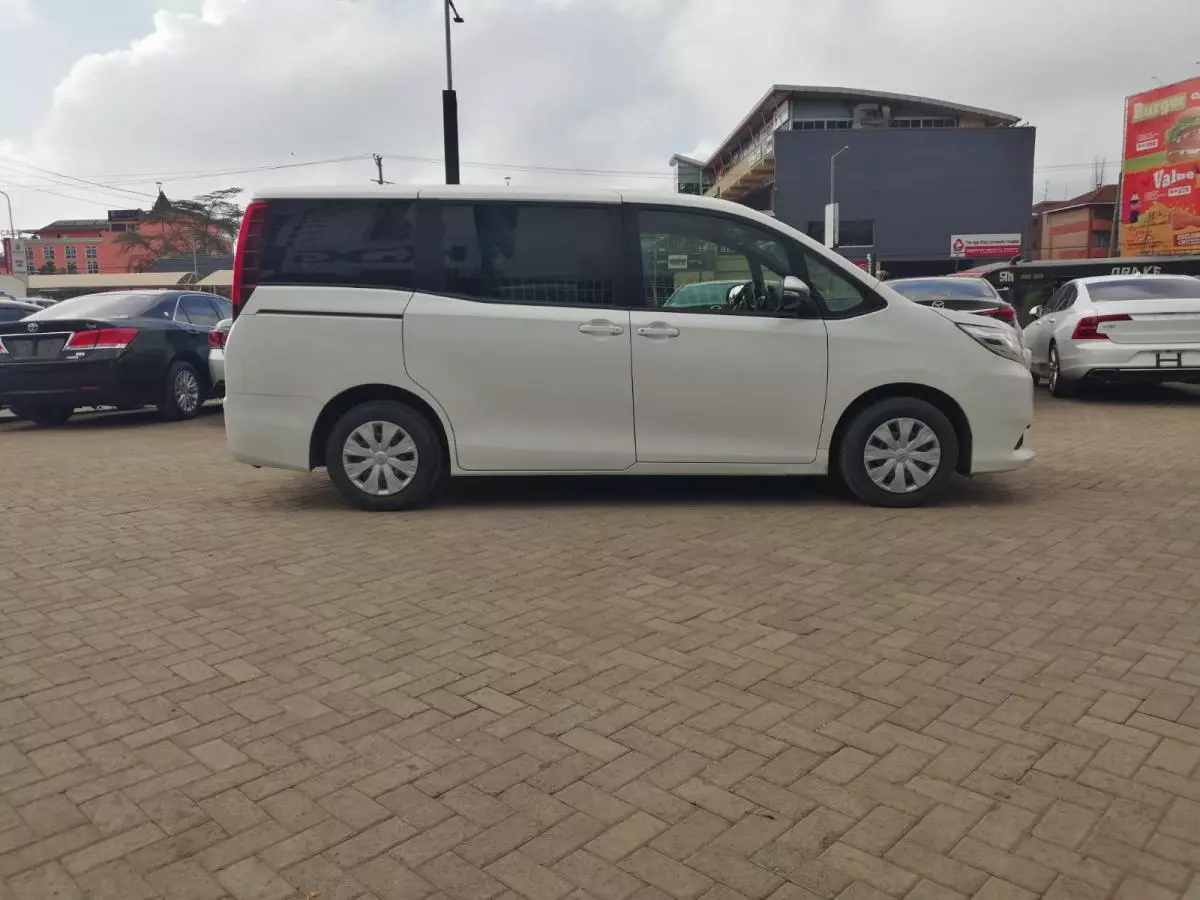 Toyota Noah   - 2017