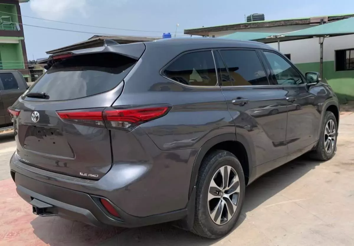 Toyota Highlander   - 2021