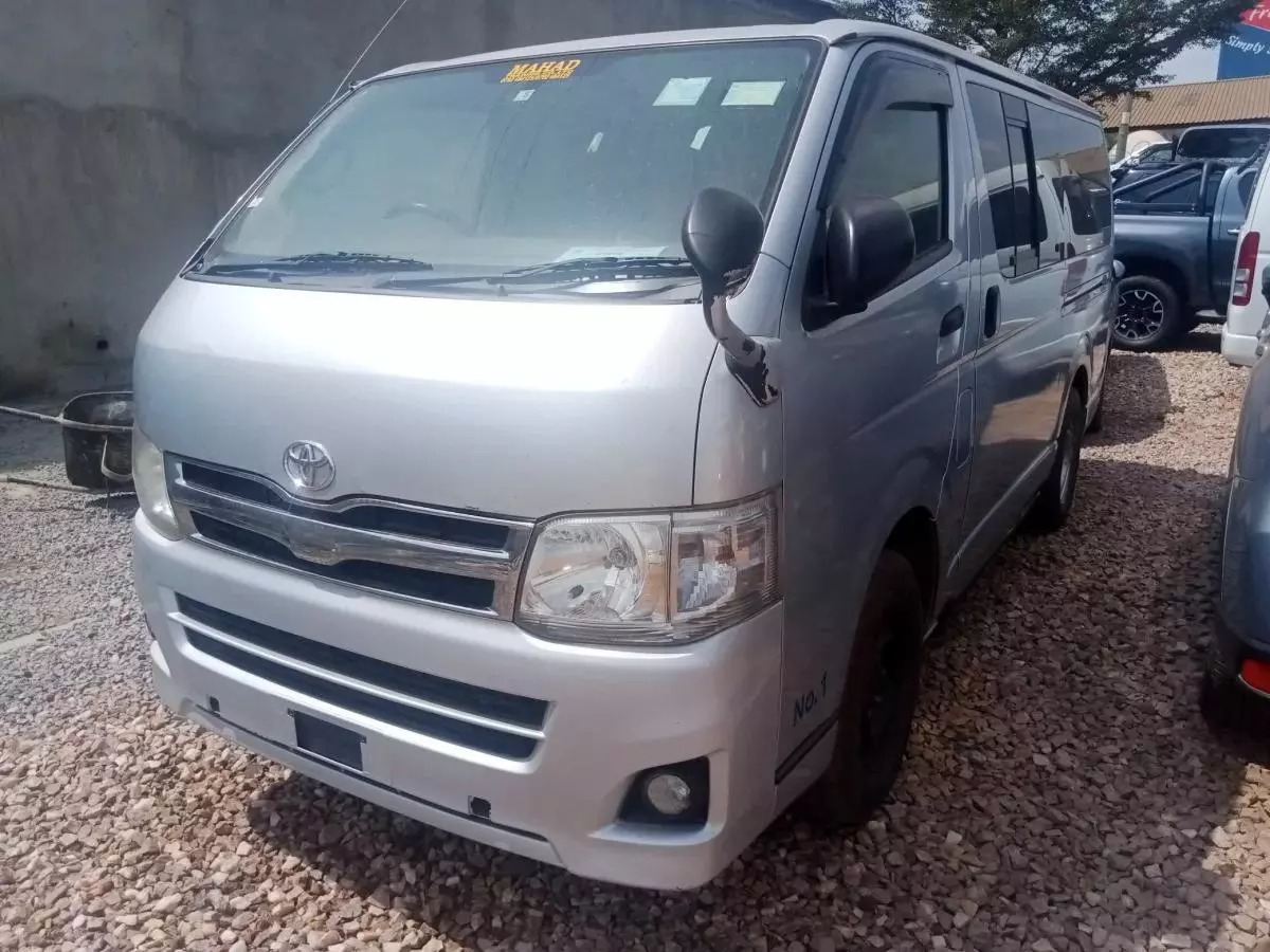 Toyota Hiace   - 2011