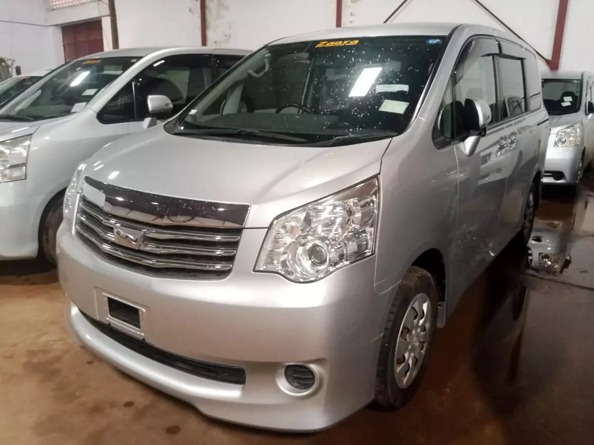 Toyota Noah   - 2009