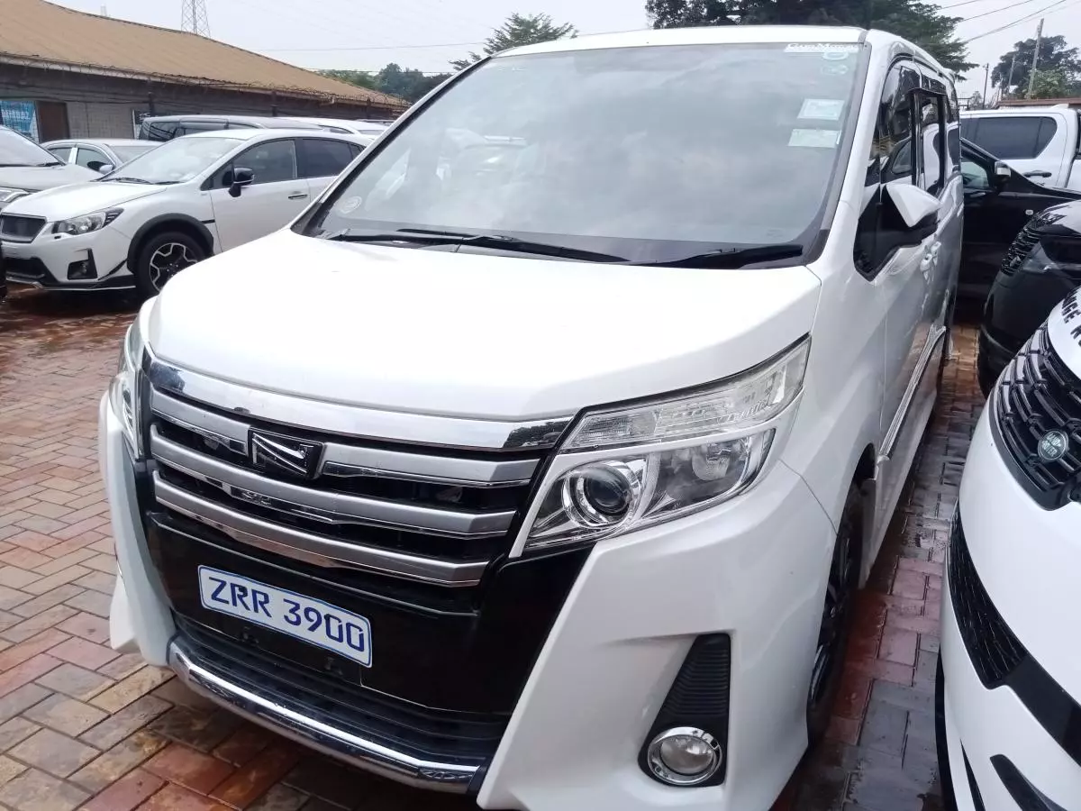 Toyota Noah   - 2014