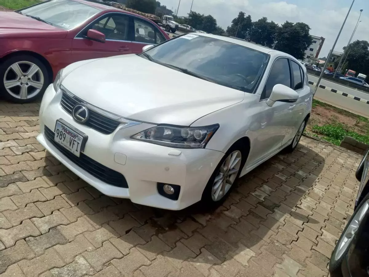 Lexus CT 200h   - 2011