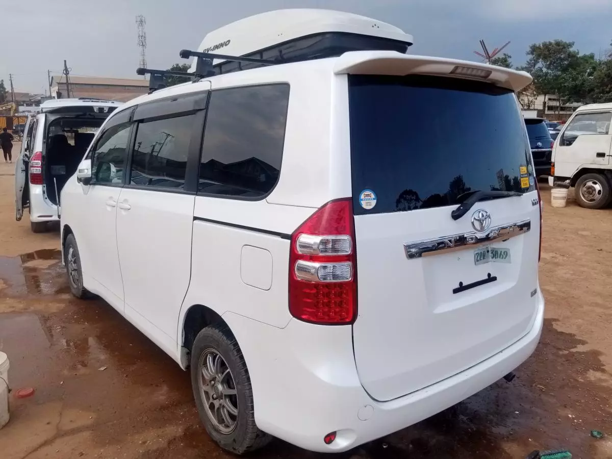 Toyota Noah   - 2011