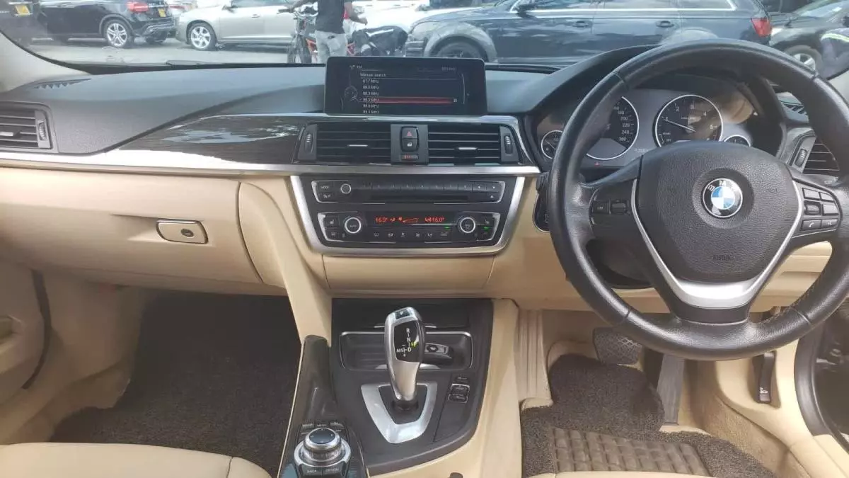 BMW 320i   - 2013