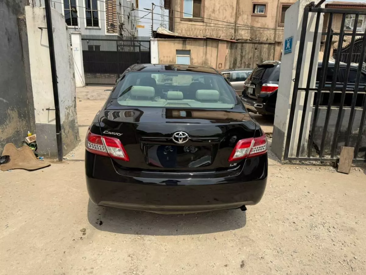 Toyota Camry   - 2011