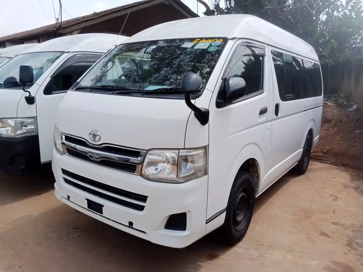 Toyota Hiace   - 2011