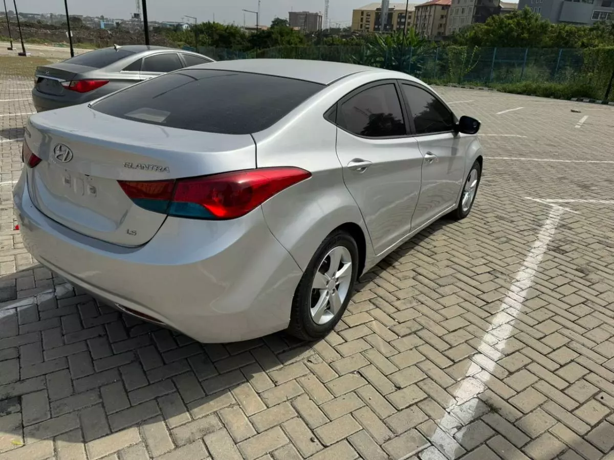 Hyundai Elantra   - 2013