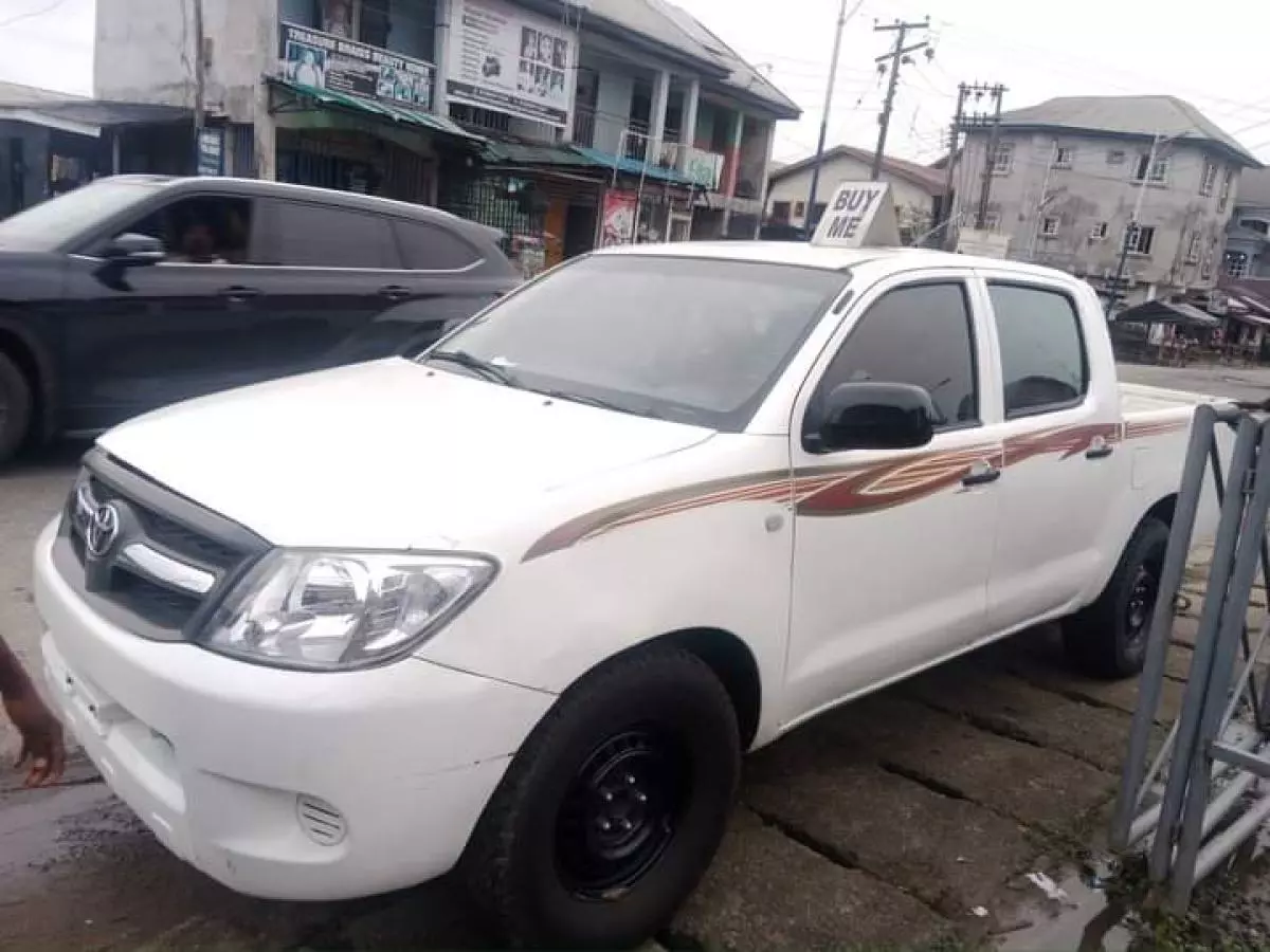 Toyota Hilux   - 2010