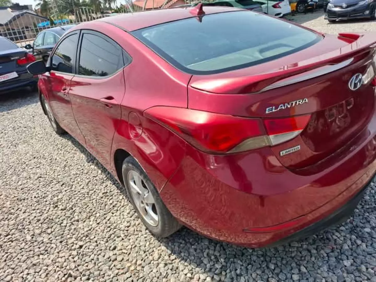 Hyundai Elantra   - 2013