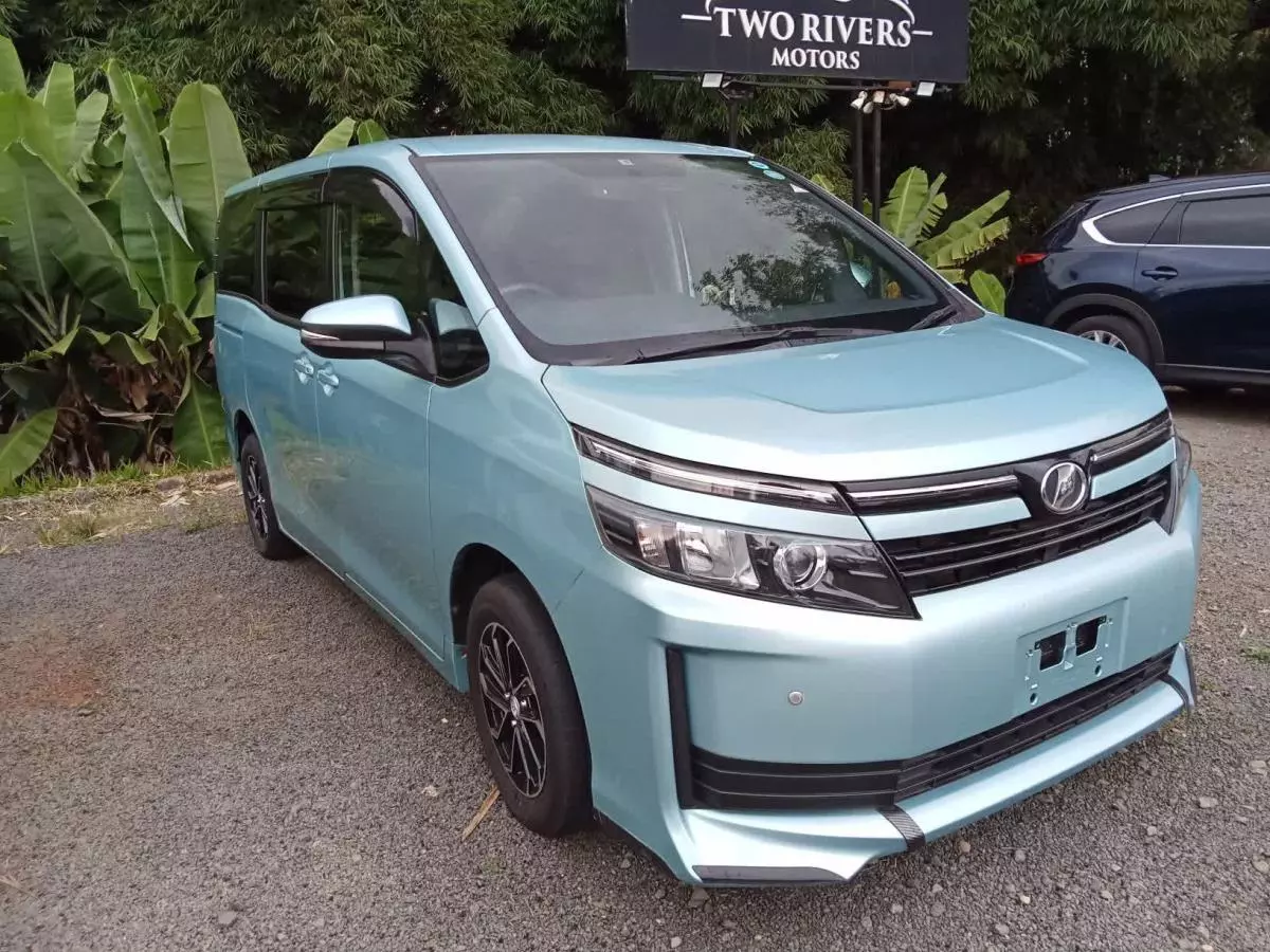 Toyota Voxy    - 2017