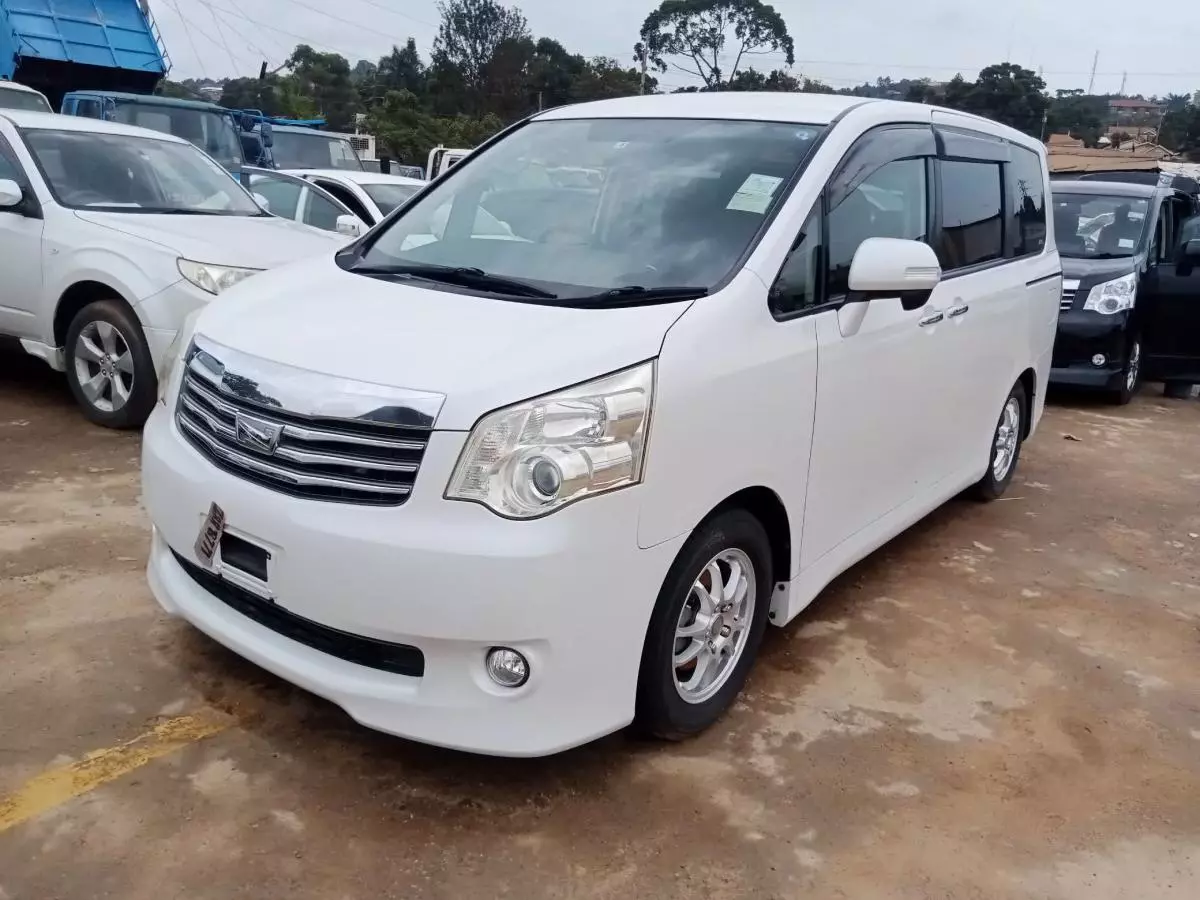 Toyota Noah   - 2011