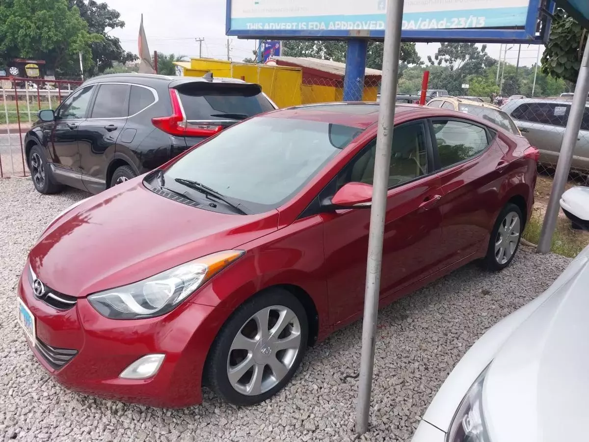 Hyundai Elantra   - 2012