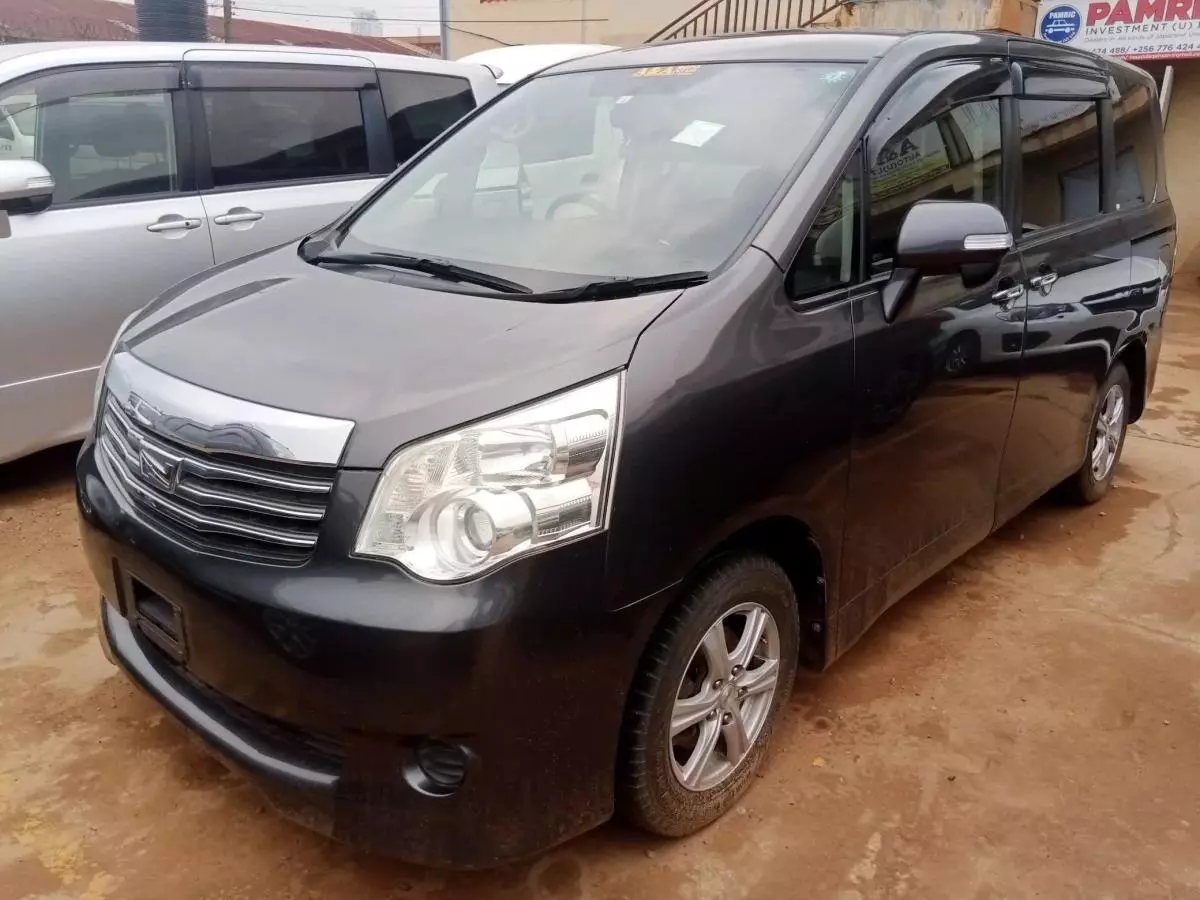 Toyota Noah   - 2011