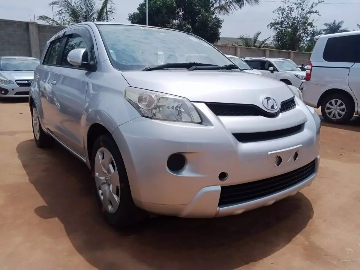 Toyota Ist    - 2011