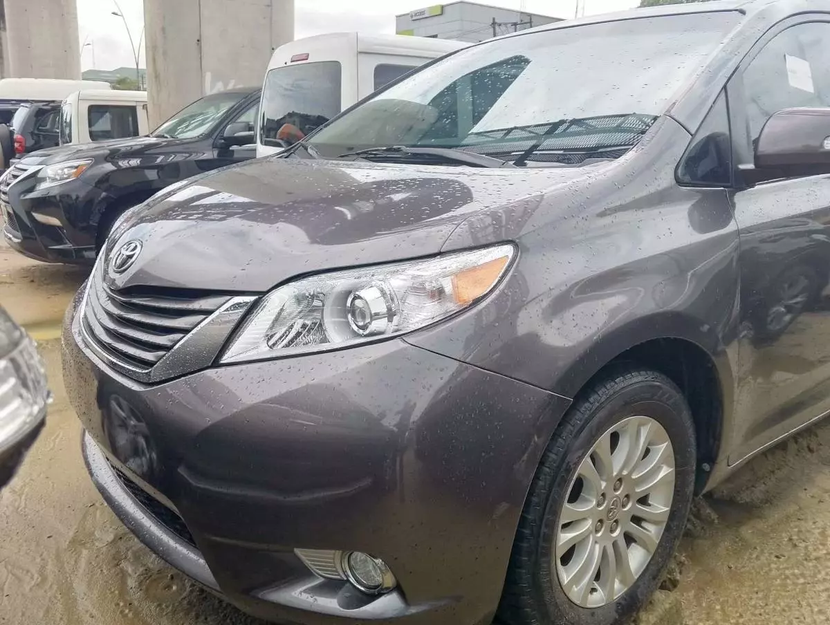 Toyota Sienna   - 2013