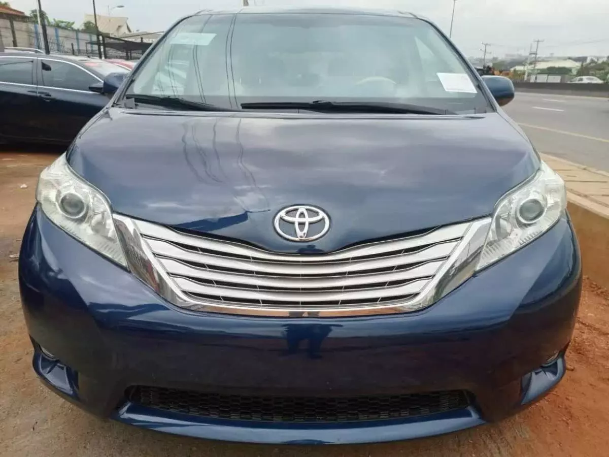 Toyota Sienna   - 2011