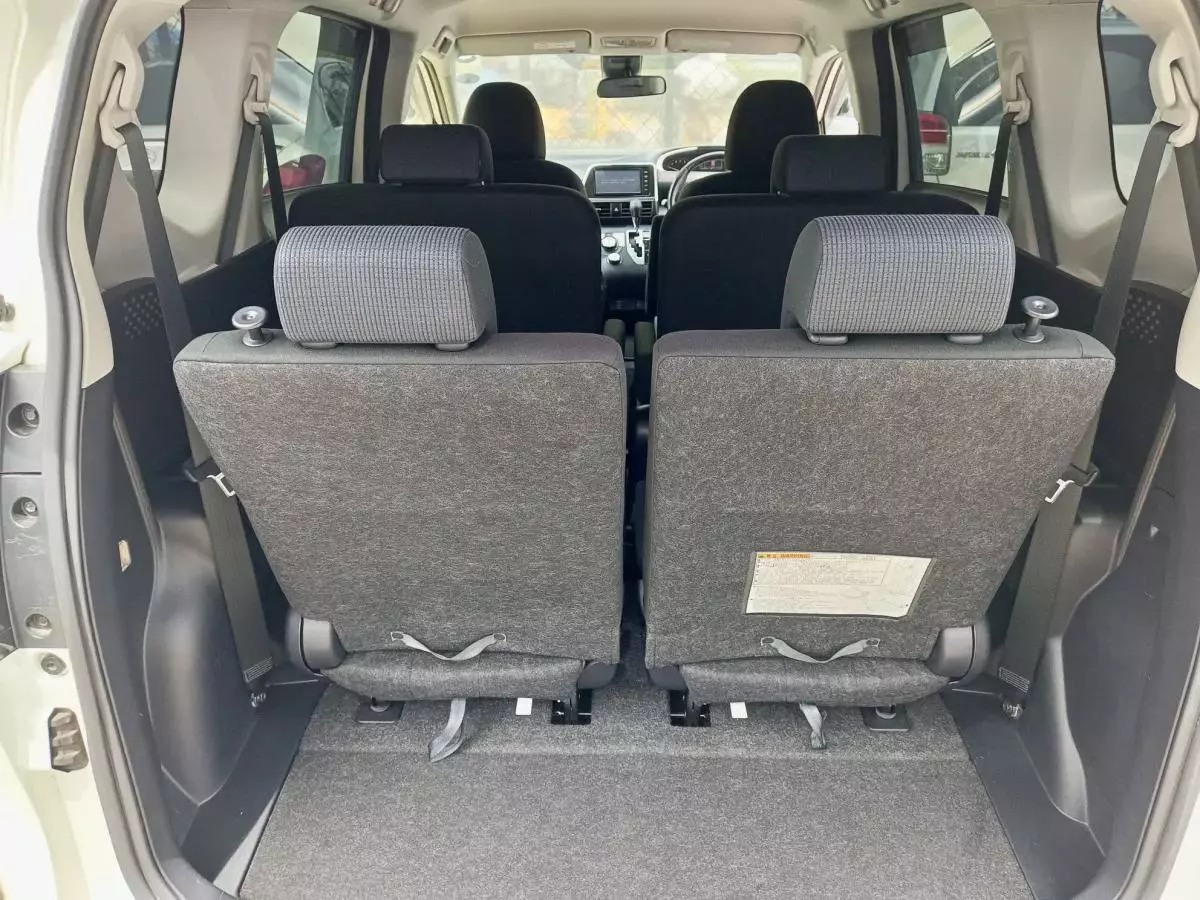 Toyota Sienta - 2016