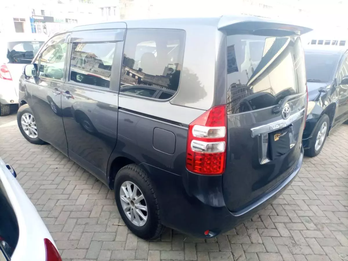 Toyota Noah - 2013