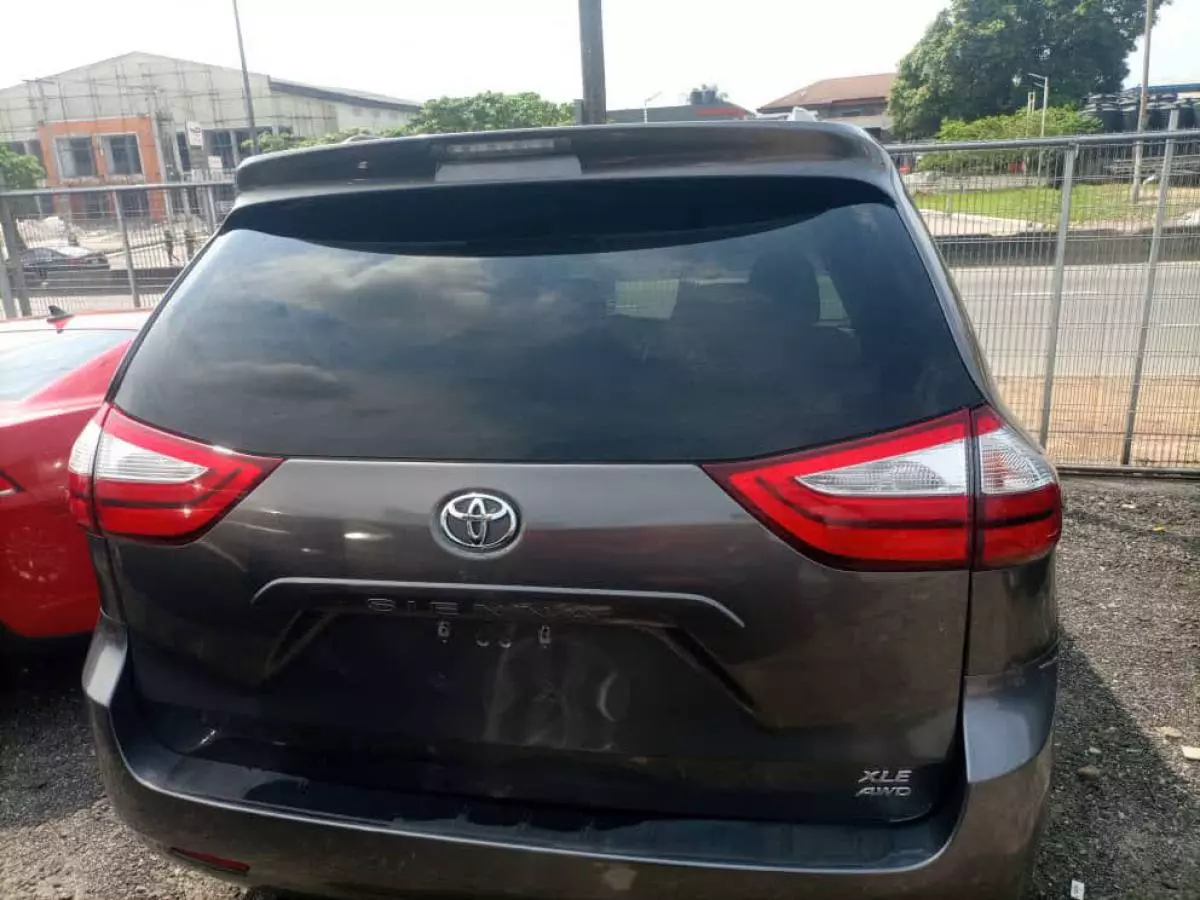 Toyota Sienna - 2016