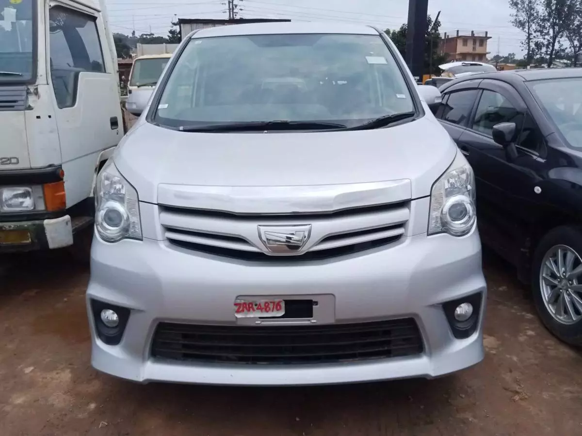 Toyota Noah   - 2010