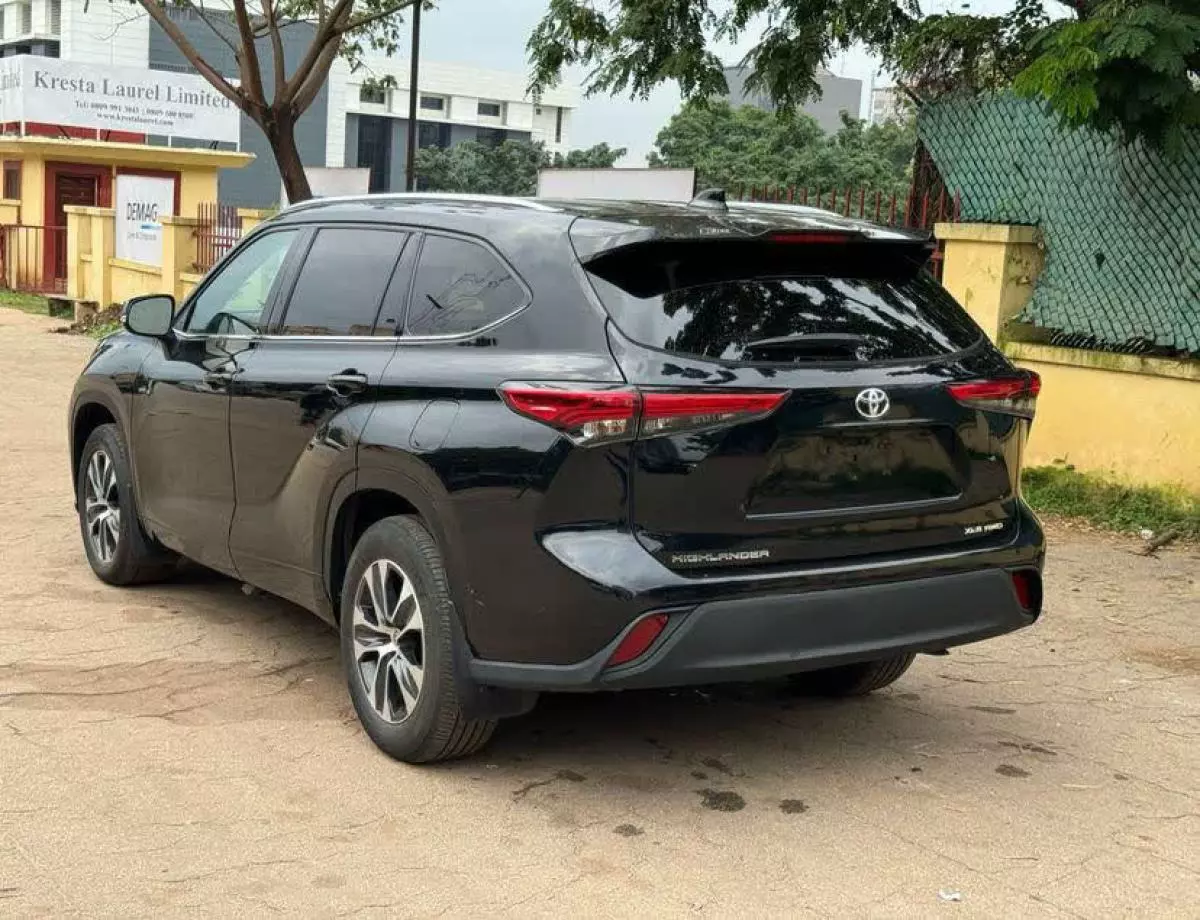 Toyota Highlander   - 2021