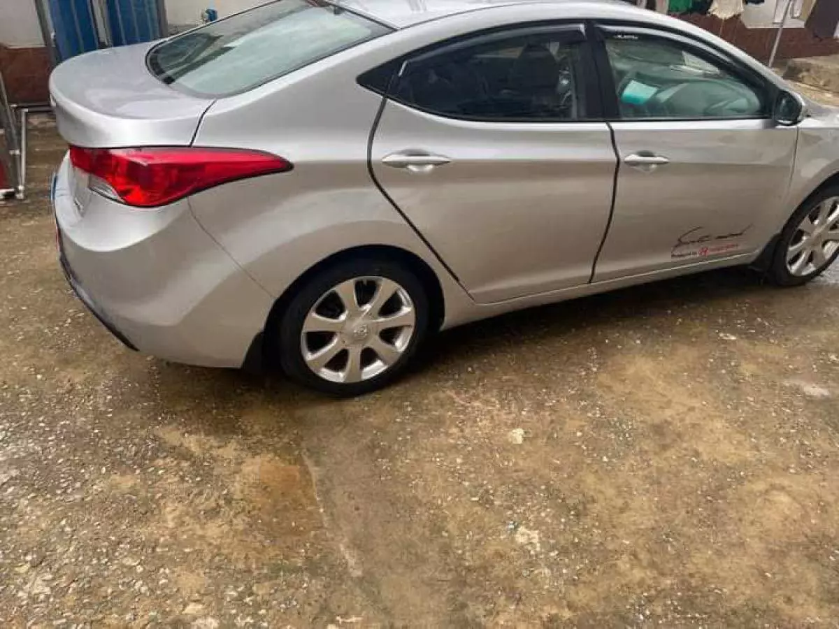 Hyundai Elantra   - 2013