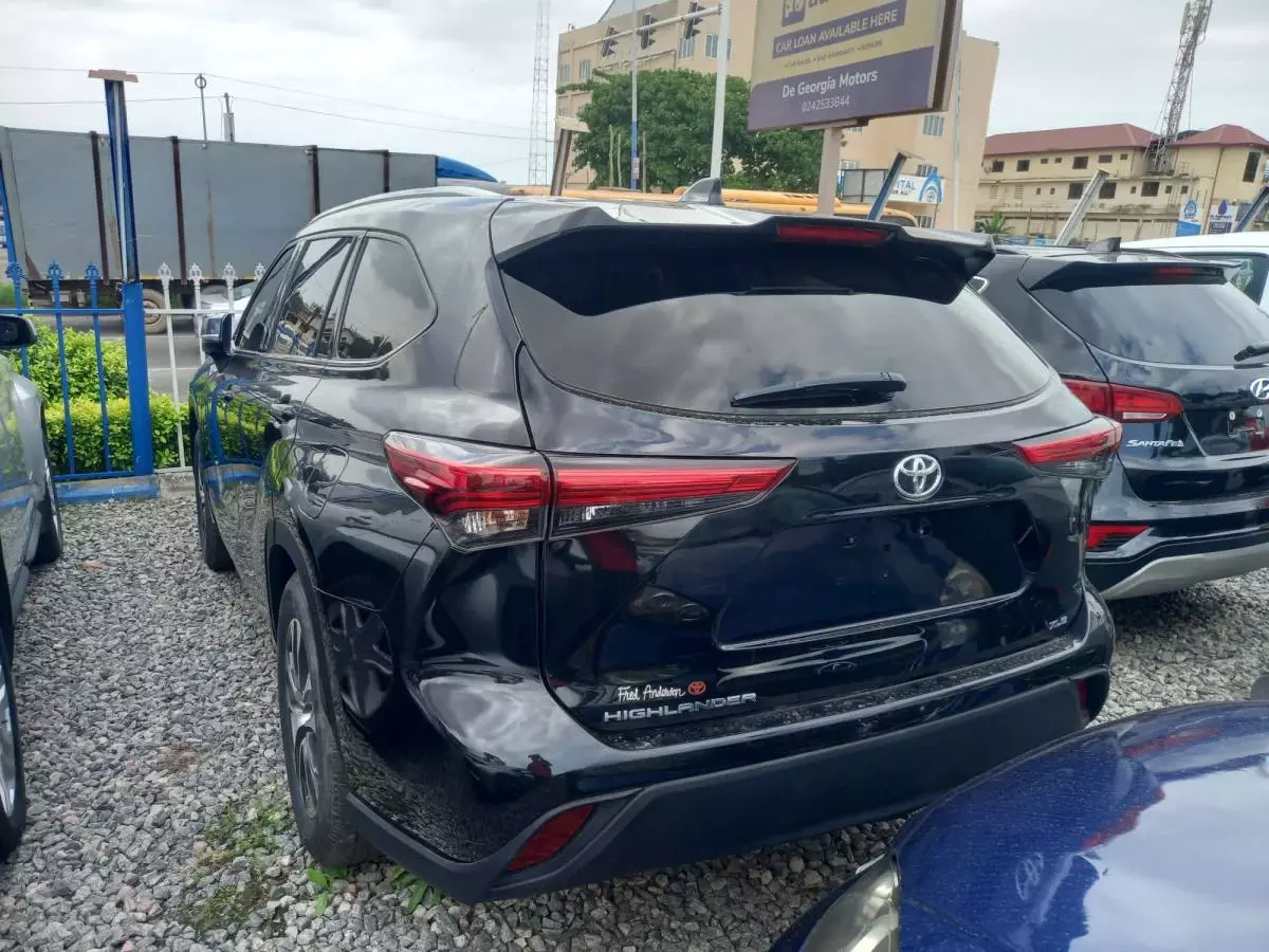 Toyota Highlander   - 2021