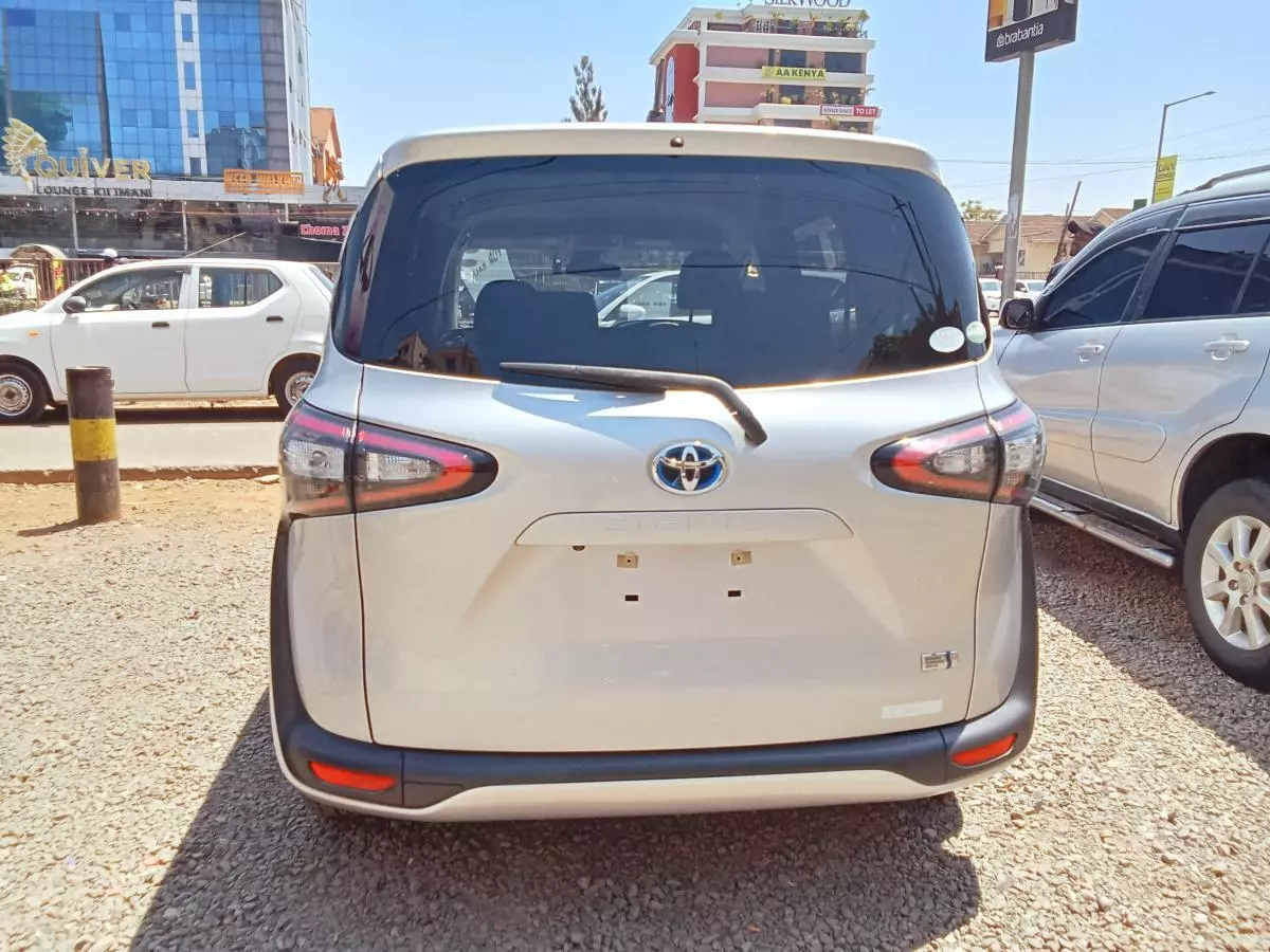 Toyota Sienta Hybrid    - 2016