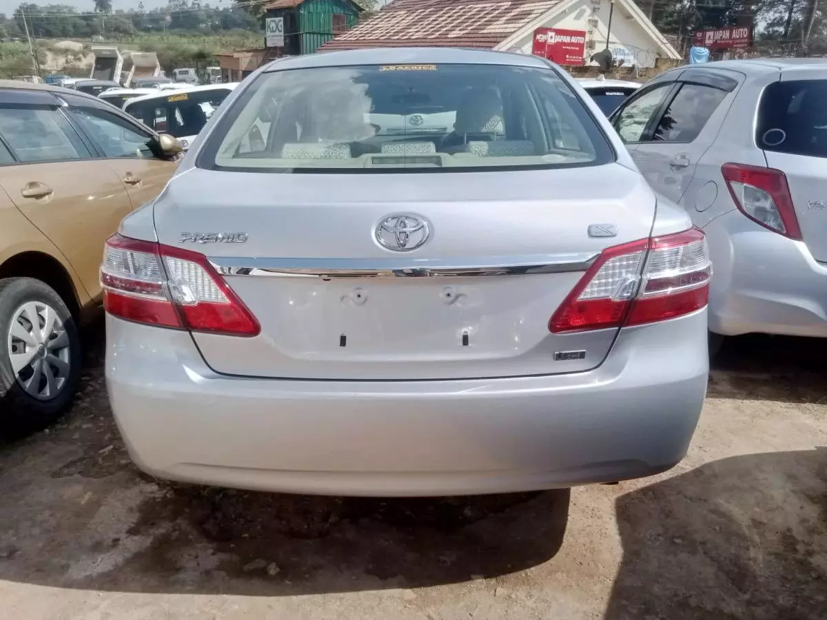 Toyota Premio    - 2012