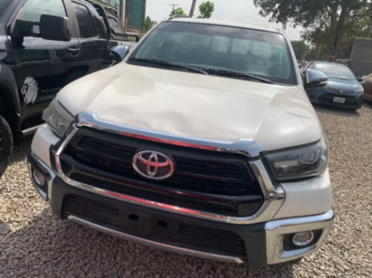 Toyota Hilux   - 2010