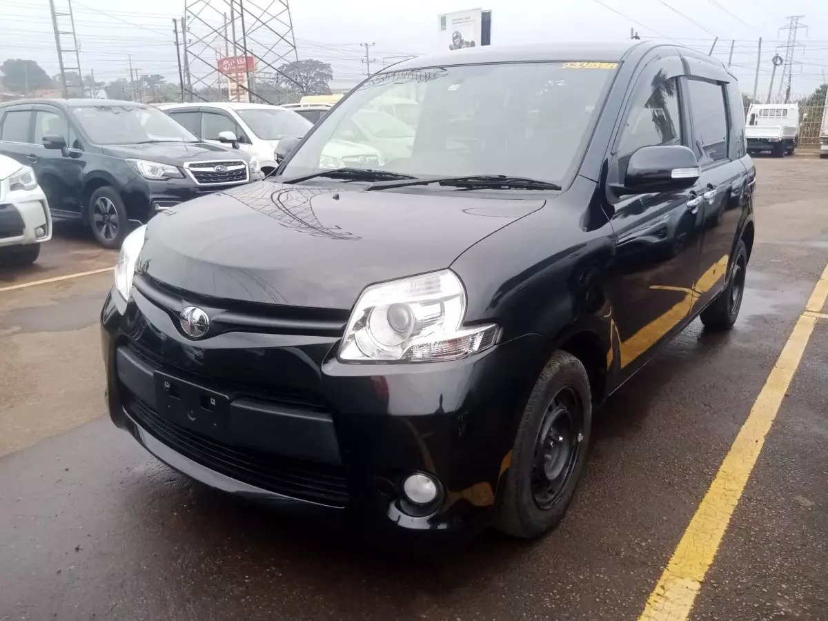 Toyota Sienta - 2012