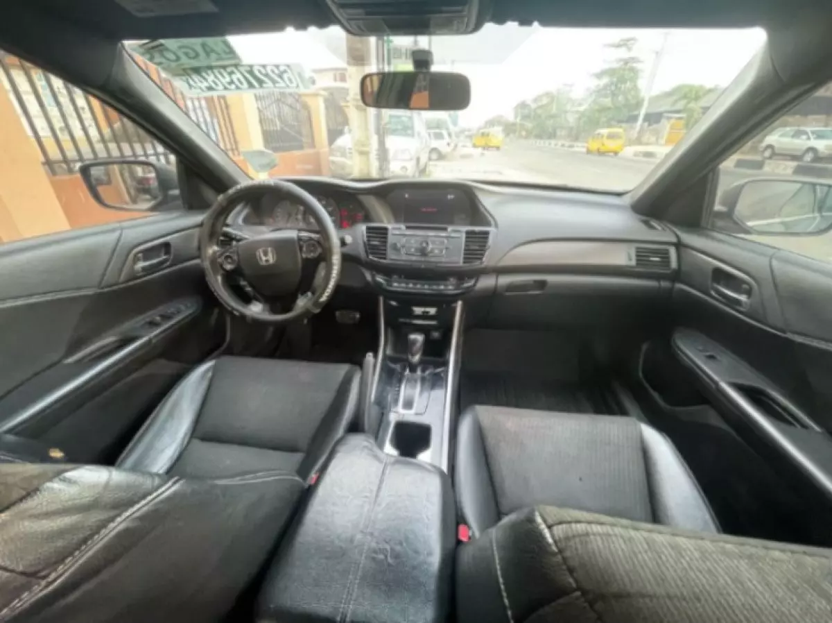 interiorFront