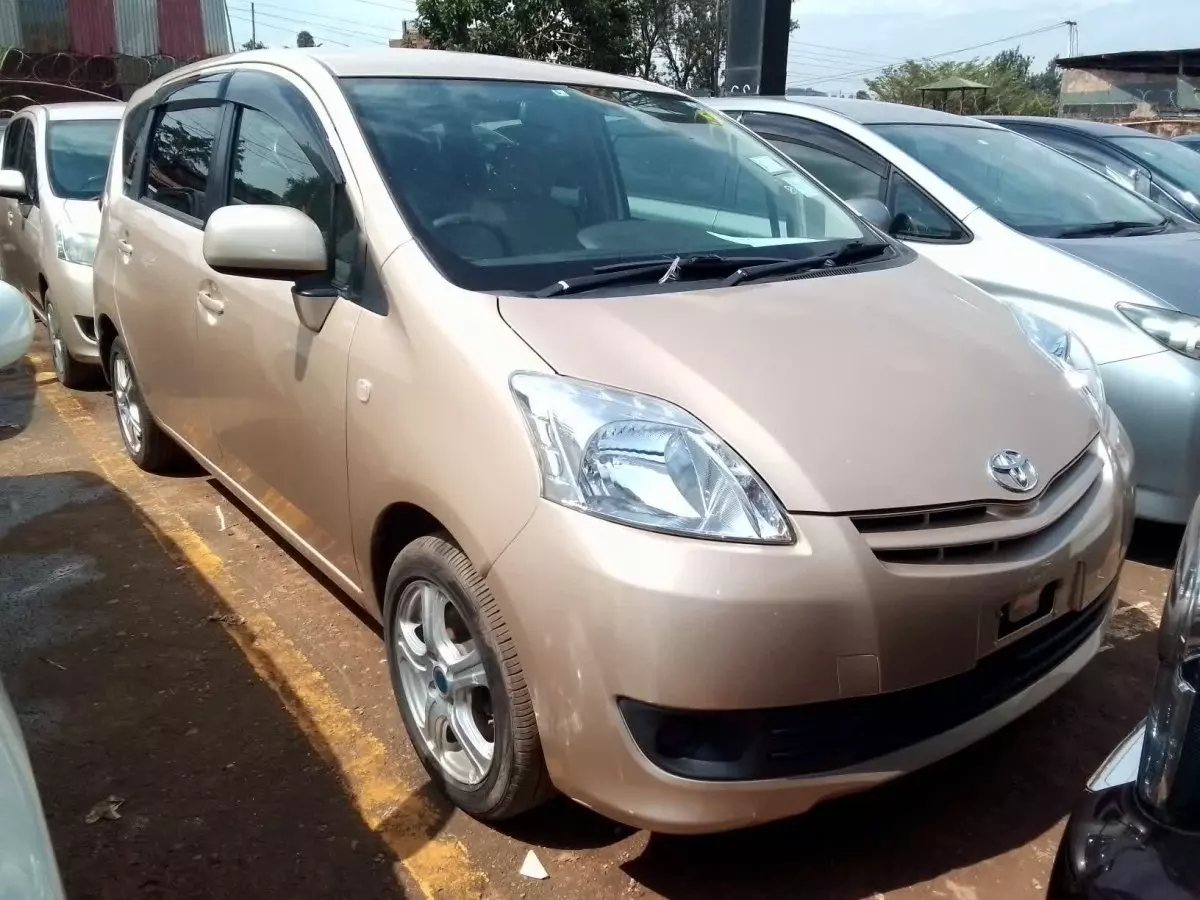 Toyota Passo Sette - 2010