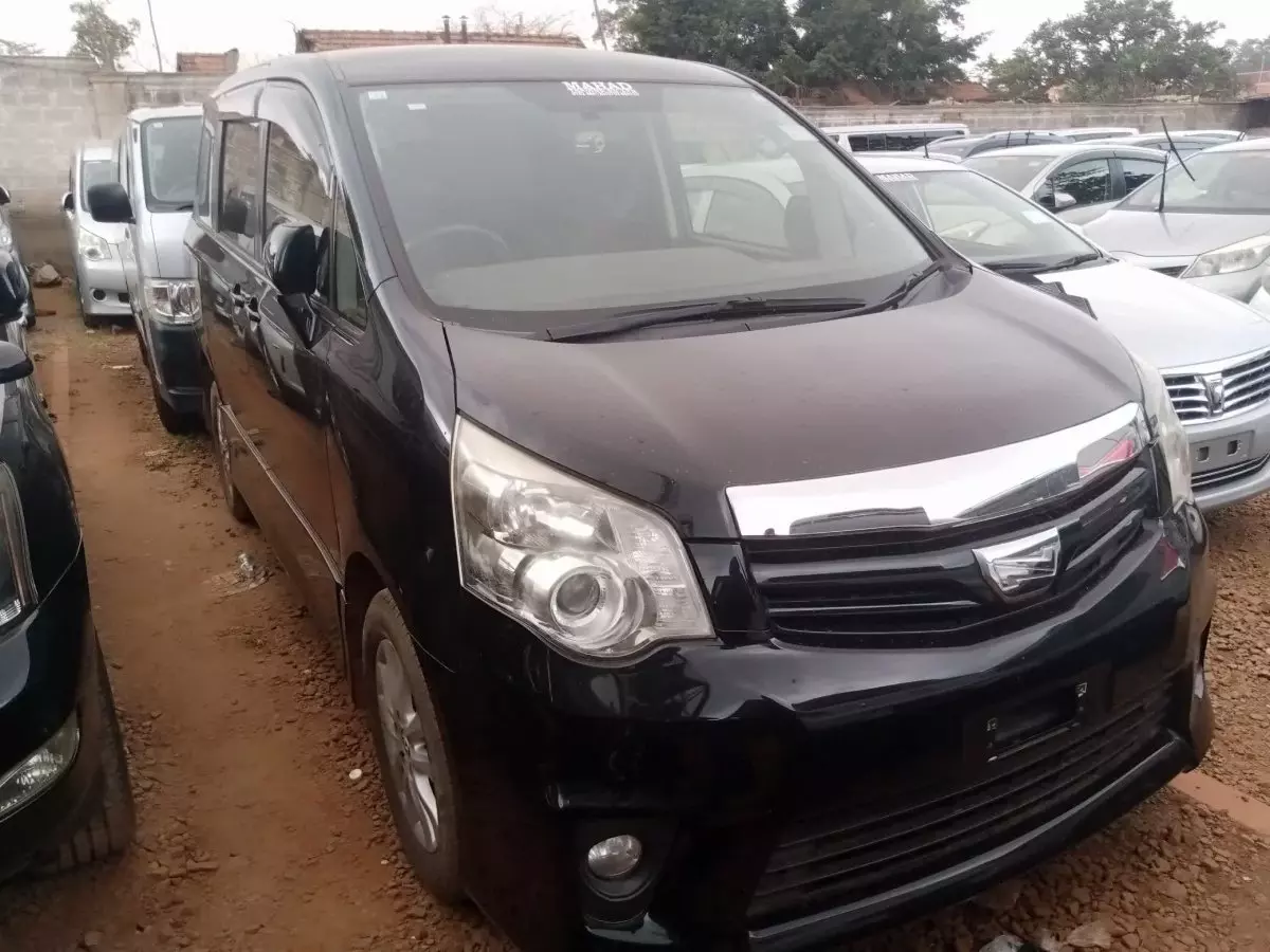 Toyota Noah - 2012