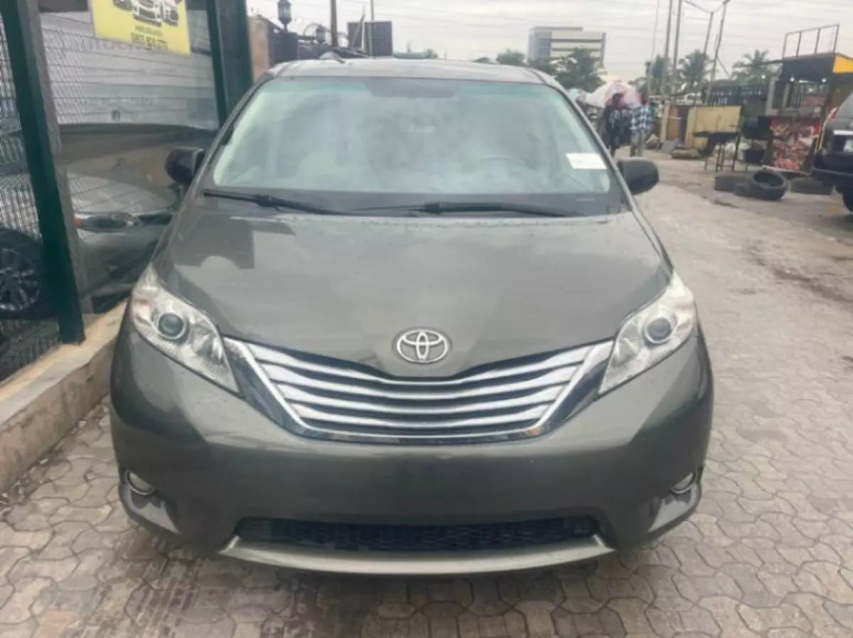 Toyota Sienna - 2010