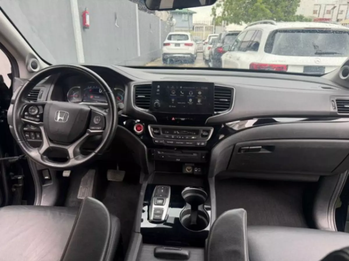 interiorFront