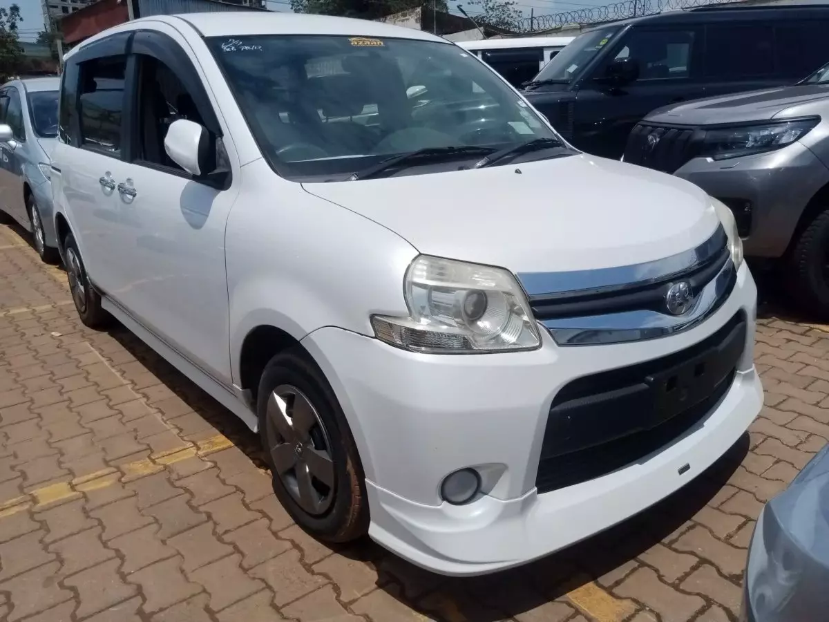Toyota Sienta - 2012