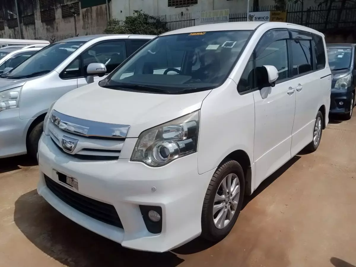 Toyota Noah - 2012
