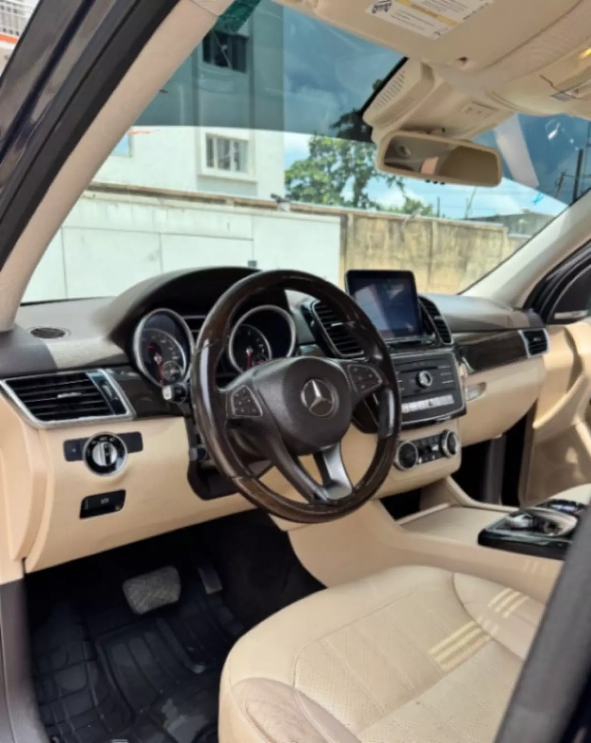 interiorFront