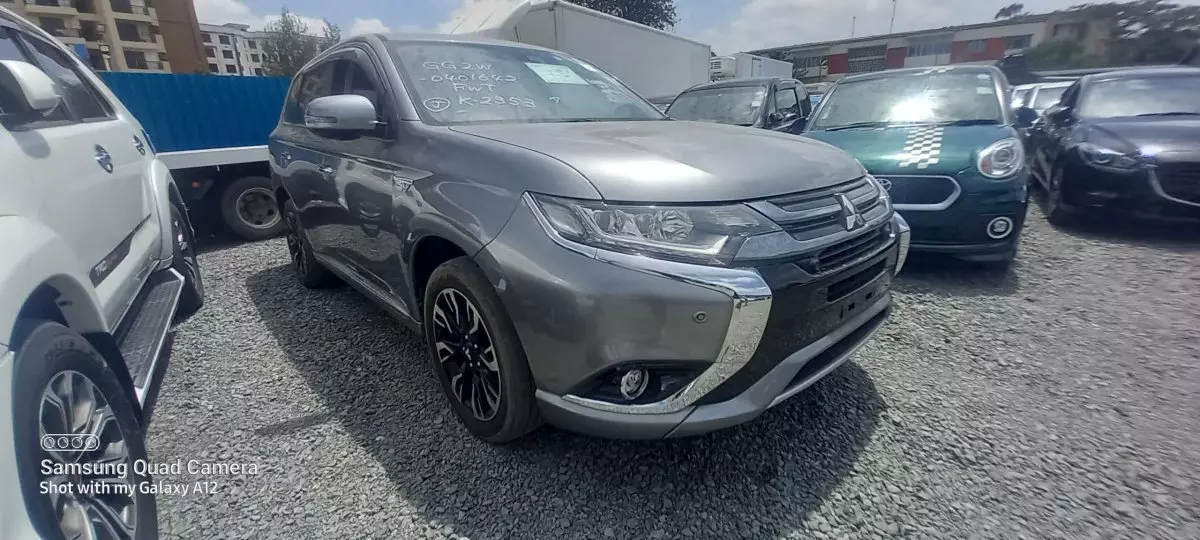 Mitsubishi Plug-in Hybrid Outlander - 2016
